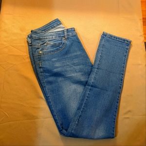 LIKE NEW!!! U.W.J.CURVY STRETCH SKINNY JEANS